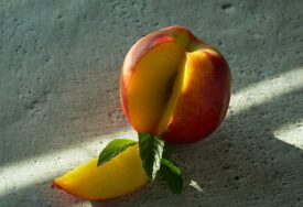 Šta je zdravije breskva ili nektarina: Evo po čemu se razlikuju i šta je zajedničko omiljenim ljetnim voćkama