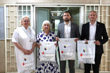 Federalno ministarstvo rada i socijalne politike i Crveni križ daruju novorođenčad u porodilištima