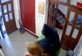 Objavljen snimak: Stariji muškarac pretukao maloljetnika, komšija samo prošao i nije mu pomogao