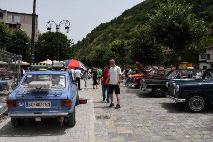 FOTOGRAFIJE KOJE BUDE NOSTALGIJU Održan festival starih automobila u Prizrenu