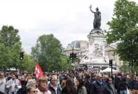 U Parizu je danas fudbal bio u drugom planu, održan veliki protest (FOTO)