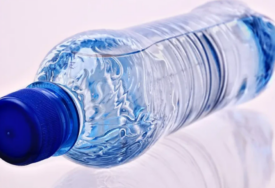 Od glavobolje do želučanih problema: Skrivene opasnosti pijenja tople vode iz plastične boce