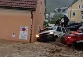 Dramatične scene u Austriji: Bujica nosila automobile, uništena i biračka mjesta (VIDEO)
