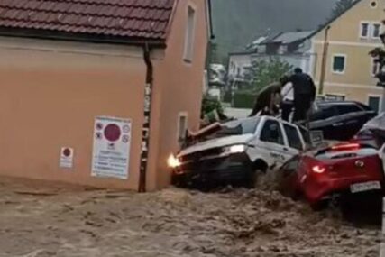 Dramatične scene u Austriji: Bujica nosila automobile, uništena i biračka mjesta (VIDEO)