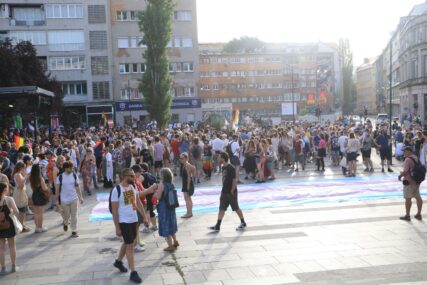 BH Povorka ponosa stigla do Narodnog pozorišta u Sarajevu, šetnja do krajnjeg odredišta protekla bez incidenta (FOTO)