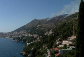 Veliki požar iznad Dubrovnika: Prekinut saobraćaj magistralom, stigli i kanaderi (VIDEO)