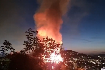 Ogroman požar izbio u sarajevskom naselju Širokača, vatrogasci na terenu (VIDEO)