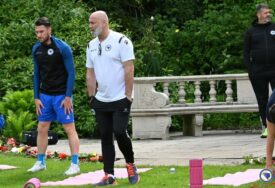 NEWCASTLE Zmajevi vježbali u parku pored hotela: Barbarez vodio trening (FOTO)