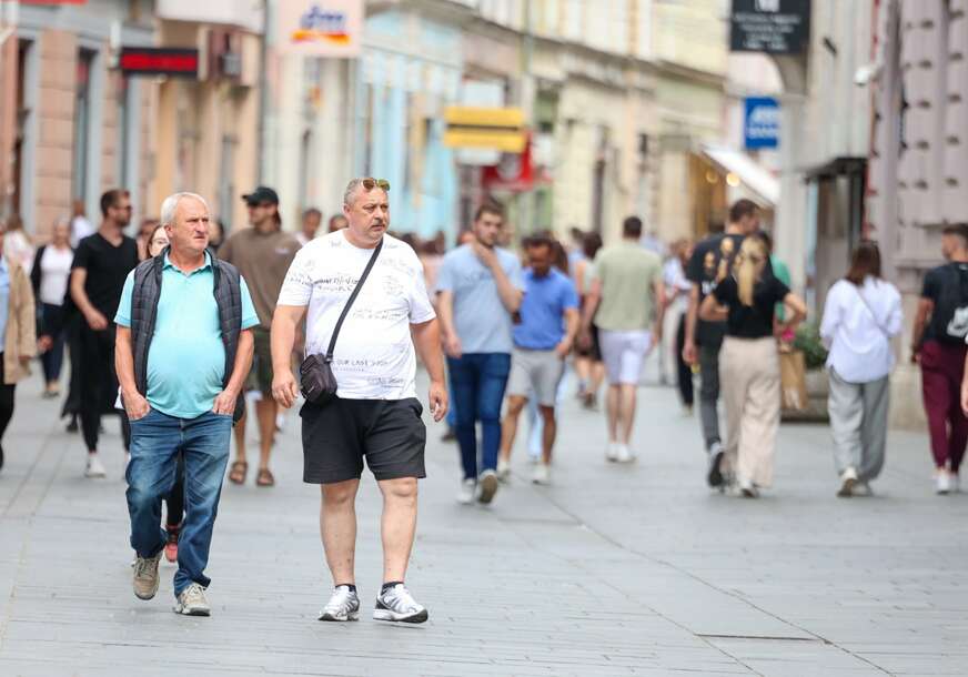 sarajevo turisti sunce juni grad