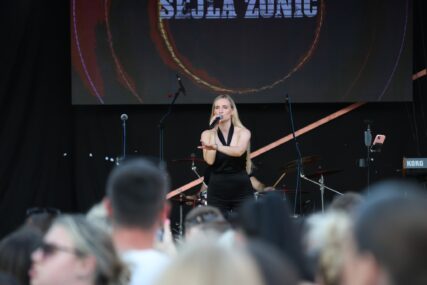 Šejla Zonić pjevala maturantima u Bihaću