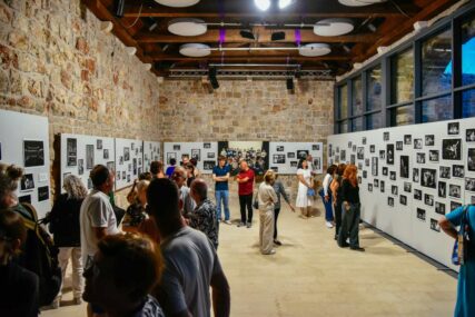 U Dubrovniku otvorena izložba fotografija 'Prvo ratno kino Apollo' autora Milomira Kovačevića Strašnog