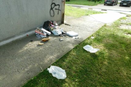 VOGOŠĆA U Jošaničkoj neko je ostavio smeće. Ko je to bio, pokazaće video nadzor (FOTO)