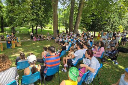 (FOTO) U Velikom parku izvedena dječja predstava "Stonoga Goga"
