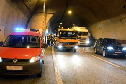 U tunelu prema Makarskoj gorio automobil bh. tablica