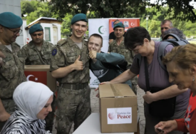 Turska vojna misija podijelila bajramske pakete pomoći građanima Sarajeva