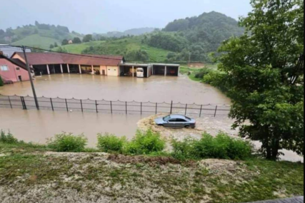 Vanredno stanje u USK zbog poplava: Voda prekrila puteve i sela
