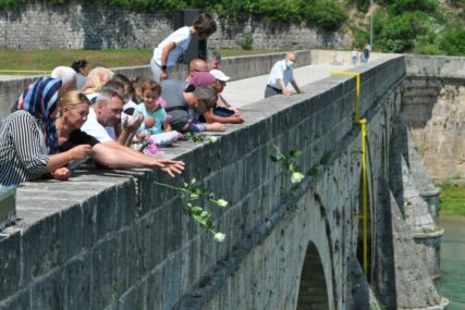 U Višegradu obilježavanje 32. godišnjice stradanja Bošnjaka: "3.000 ruža za 3.000 života"