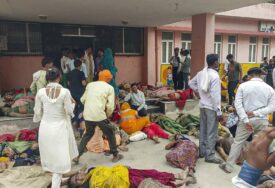 Najmanje 87 ljudi poginulo u stampedu na hinduističkom vjerskom skupu u Indiji