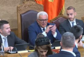 Crna Gora: Premijerski sat nije održan, DPS blokirao govornicu