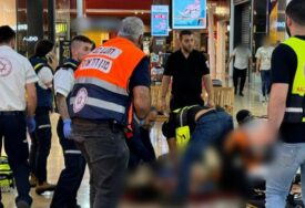 Teroristički napad u Izraelu: U šoping centru totalni haos, ima ranjenih (VIDEO)