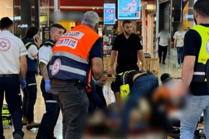 Teroristički napad u Izraelu: U šoping centru totalni haos, ima ranjenih (VIDEO)
