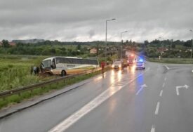 Pet osoba povrijeđeno u slijetanju autobusa kod Prnjavora
