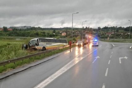 Pet osoba povrijeđeno u slijetanju autobusa kod Prnjavora