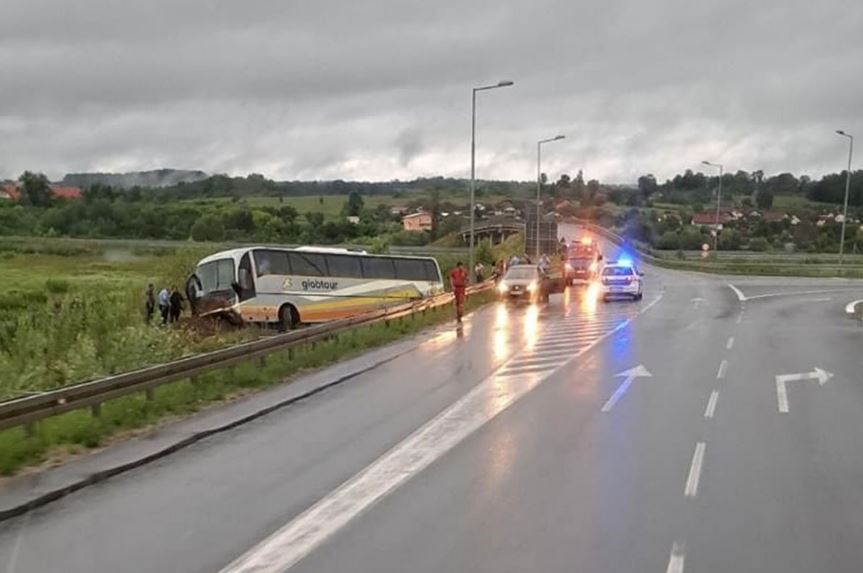 Autobus sletio sa ceste kod Prnjavora