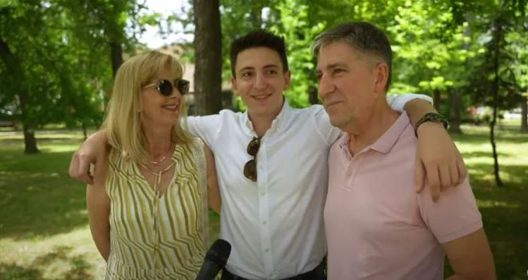 Dino Suljić sa roditeljima 