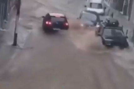 Nesvakidašnje scene iz Grčke: Poplavljene ulice, više od 400 udara groma (VIDEO)