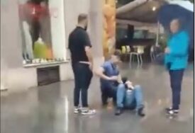 U centru Sarajeva: Lopov zvao policiju da ga spasi od radnika u radnji koji ga je uhvatio u krađi (VIDEO)