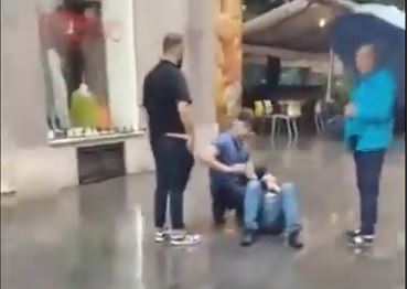 U centru Sarajeva: Lopov zvao policiju da ga spasi od radnika u radnji koji ga je uhvatio u krađi (VIDEO)
