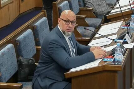 BRČKO DISTRIKT Zastupnik Mehmedalija Karamujić: Naš budžet je pola milijarde, a zastava BiH postavljena na grani! (VIDEO)