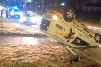 Haos u Sarajevu: Migrant ukrao automobil brze pošte, vozilo završilo na krovu