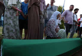 Posmrtni ostaci sedam žrtava genocida spremni za ukop u Memorijalnom centru Srebrenica u Potočarima