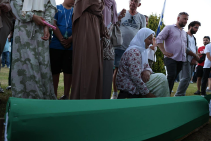 Posmrtni ostaci sedam žrtava genocida spremni za ukop u Memorijalnom centru Srebrenica u Potočarima