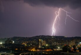 Sutra pljuskovi, grmljavina i jak vjetar, moguće vremenske nepogode