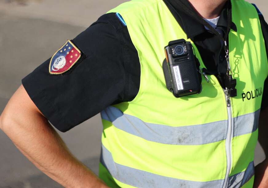 Policajac sa body kamerom