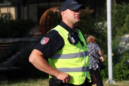 Policajac sa body kamerom