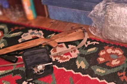 U pretresu kuće u Travniku pronađeno vatreno oružje i preko kilogram droge