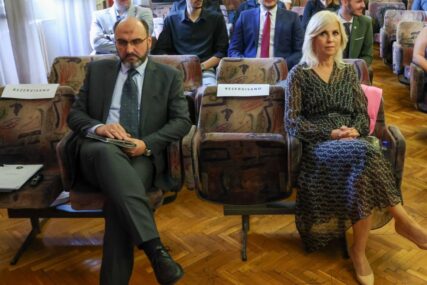 Danas će biti izabran novi rektor Univerziteta u Sarajevu, bira se između Almire Hadžović-Džuvo i Tarika Zaimovića (FOTO)