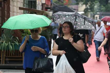 Oblačno sa kišom, pljuskovima i grmljavinom