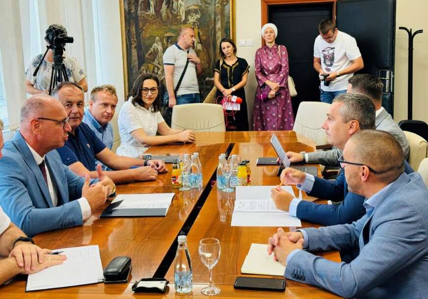 FOTO: FEDERALNO MINISTASTVO RASELJENIH OSOBA I IZBJEGLICA
