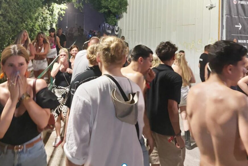 Ultra, bačen suzavac