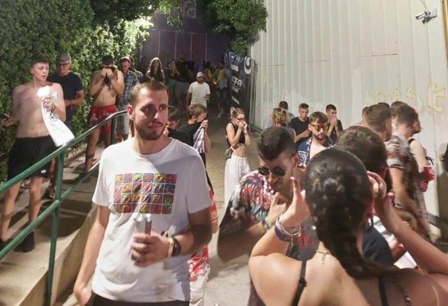 Ultra, bačen suzavac