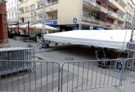Okom kamere Bosnainfo: Postavlja se bina u jednoj od nafrekventnijih ulica u Sarajevu! Blokiran saobraćaj