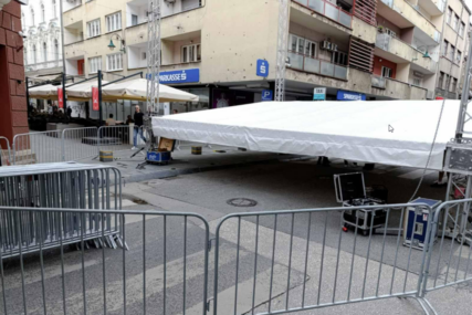 Okom kamere Bosnainfo: Postavlja se bina u jednoj od nafrekventnijih ulica u Sarajevu! Blokiran saobraćaj