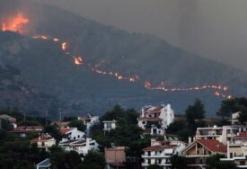 Šumski požari haraju Evropom, 'vatreni zid' prisilio na evakuaciju morem u Grčkoj