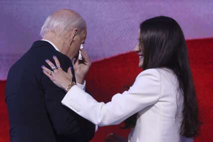 (VIDEO) Joe Biden sa suzama u očima održao oproštajni govor
