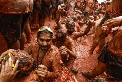 Španski grad Bunol natopljen crvenom bojom tokom festivala Tomatina